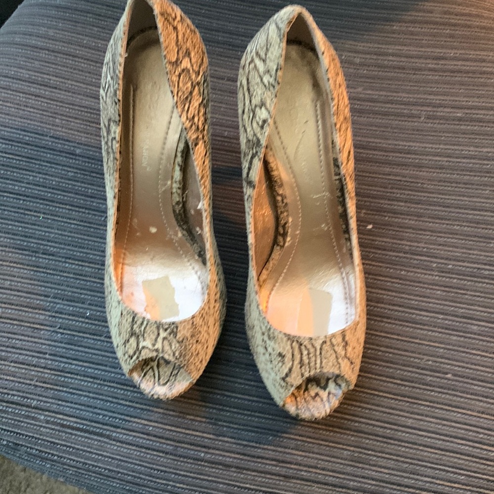 Women Shoes snake skin. Toe open